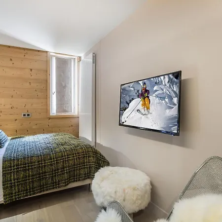 Renove 2 Avec Balcon Et Parking, Au Pied Du Telepherique De Rochebrune A - Fr-1-453-81 *